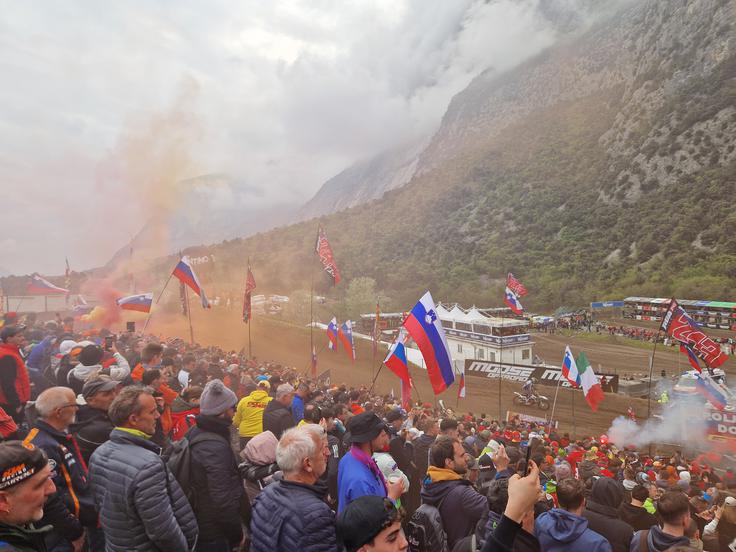 Slovenski navijači so zadimili Pietramurato. | Foto: Matej Podgoršek