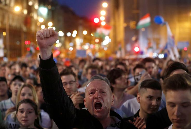 Protestniki, mnogi odeti v evropske zastave, so tudi vzklikali gesla, kot je "mi smo večina". | Foto: Reuters