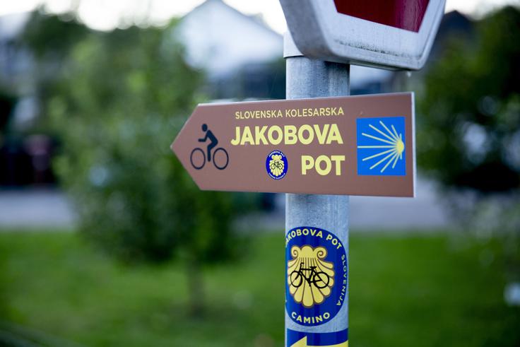 Franc Štefanič Kolesarska Jakobova pot je označena z rumeno školjko tako kot klasična Jakobova pot za popotnike in romarje, s to razliko, da je v primeru kolesarske poti v školjki še kolo, za dodatno orientacijo pa je dodana smerna puščica, ki kaže na smer vožnje. | Foto: Ana Kovač