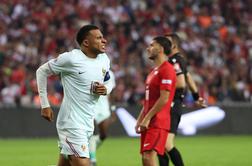 Mbappe zadel za zmago in se poškodoval, Italija izgubila tudi z Mancinijem