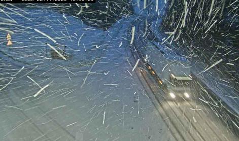 Prizori kot iz pravljice: v nekaterih krajih močno sneži #video