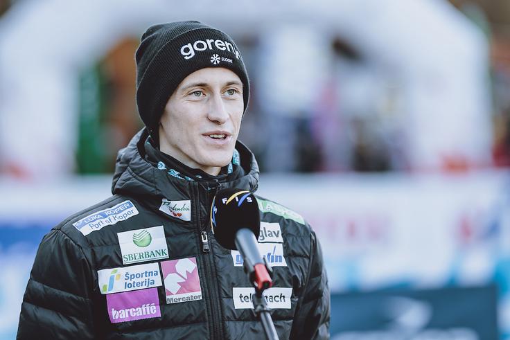 Peter Prevc je bil lani po prvi seriji Ruke drugi, nato se je v drugi že veselil tretjega mesta, na koncu pa je bil zaradi nepravilnega dresa diskvalificiran. | Foto: Sportida