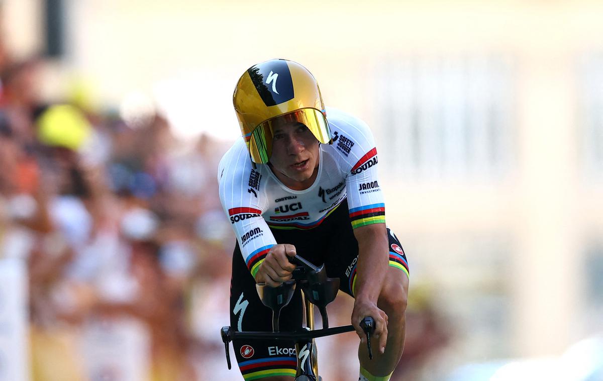 Remco Evenepoel | Remco Evenepoel je upravičil vlogo favorita v vožnji na čas, rumeno majico pa je oblekel Tadej Pogačar.  | Foto Reuters