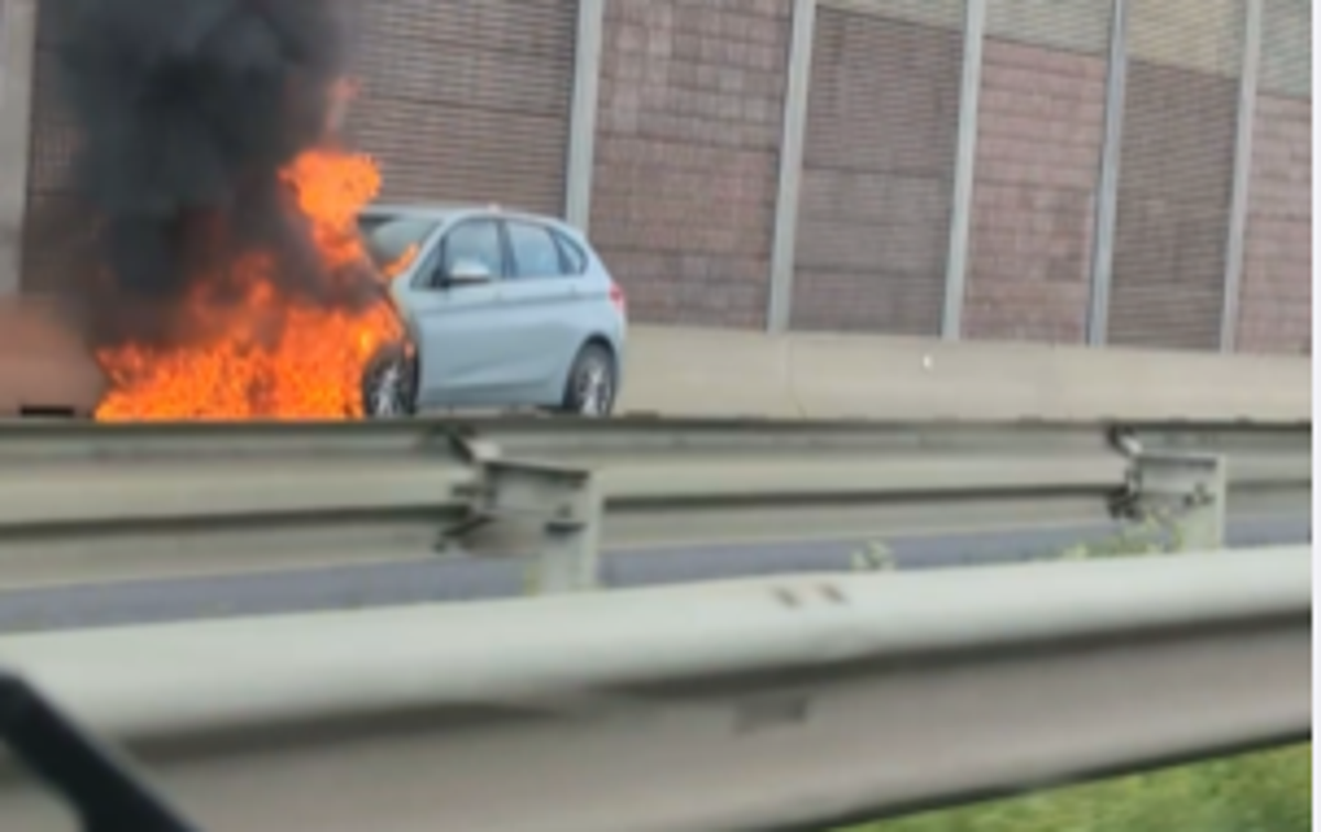 goreče vozilo, bmw serija 2 thumb | Foto Posnetek  zaslona
