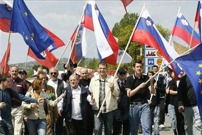 Hrvaški tisk: Kaj se dogaja s temi Slovenci? 