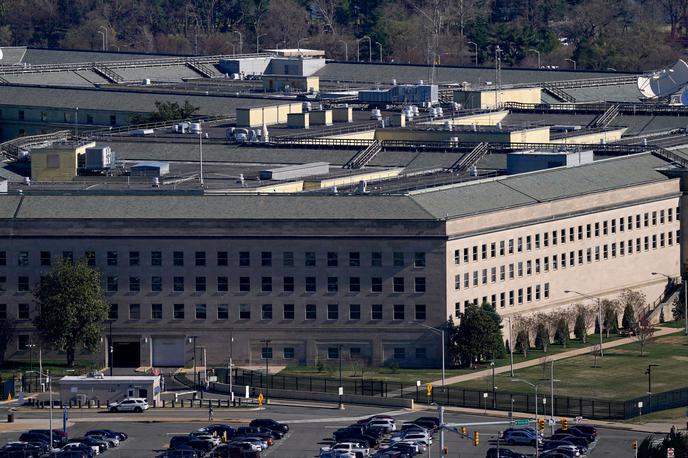 Pentagon, Washington, D.C | Novinarske hiše in novinarji so se odločili za vrnitev akreditacij in slovo. Poslopje je zapustilo okrog 50 novinarjev, ki so redno poročali o ameriški vojski in obrambni politiki. | Foto Reuters