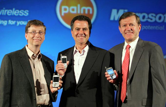 Ed Colligan (Palm, na sredini), Bill Gates (Microsoft, levo), Denny Strigl (Verizon, desno) | Foto: Reuters
