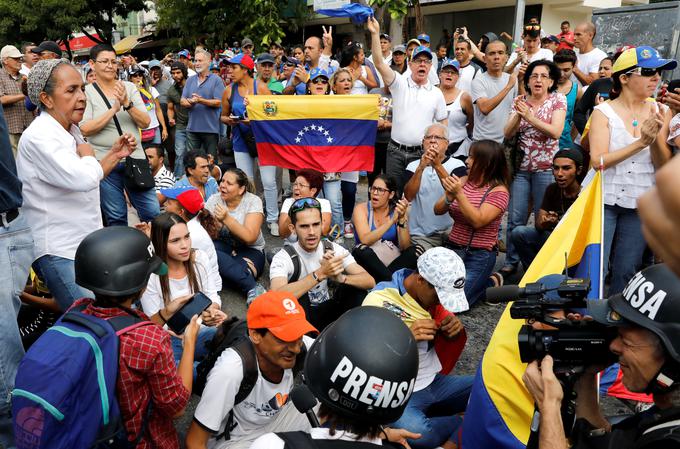 Čeprav so venezuelske varnostne sile podpornikom opozicije v petek onemogočile, da bi pripravili oder za shod, se je na ulicah Caracasa danes vseeno zbralo več tisoč ljudi. | Foto: Reuters