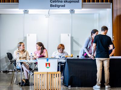 Opozicija poziva k udeležbi na referendumih in glasovanju štirikrat proti