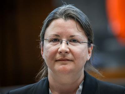 Prejela grozilno pismo iz Domžal: "Nadzorovali te bodo domačini, ki te ne marajo"
