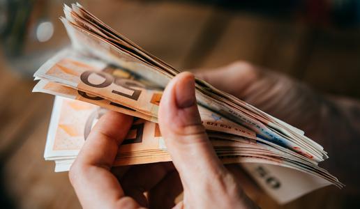 Masa za plače v javnem sektorju lani poskočila za več kot 700 milijonov evrov