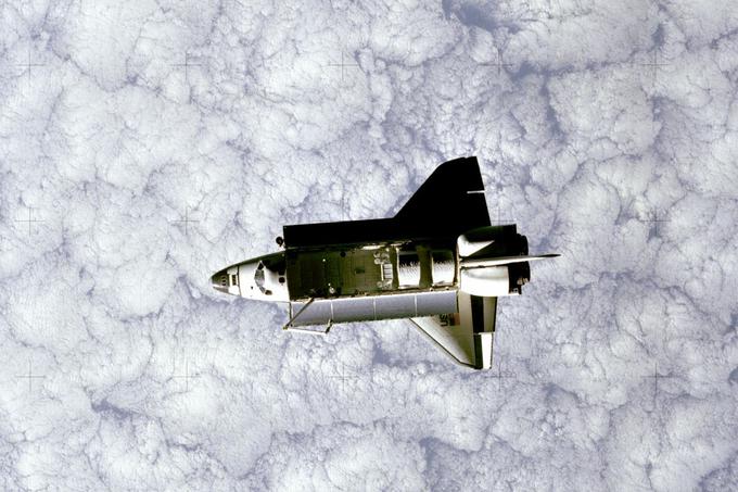 Bruce McCandless se je na prvem neprivezanem poletu po vesolju od space shuttla Challenger (na fotografiji med drugo misijo leta 1983) oddaljil za približno sto metrov. | Foto: NASA