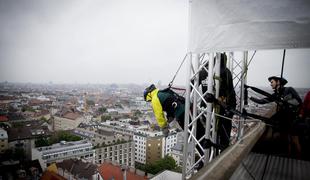 Sprehod s 13. nadstropja dunajskega hotela po zunanji steni (foto)