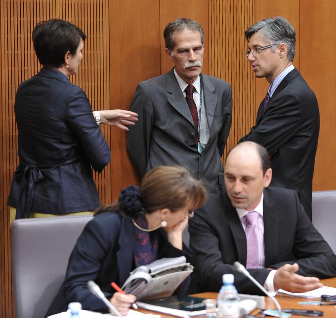 Jasna Iskra (levo zgoraj) leta 2009 na seji komisije državnega zbora za nadzor javnih financ, na kateri so obravnavali kreditne aktivnosti bank v večinski državni lasti pri menedžerskih odkupih podjetij in prevzemih. | Foto: STA ,