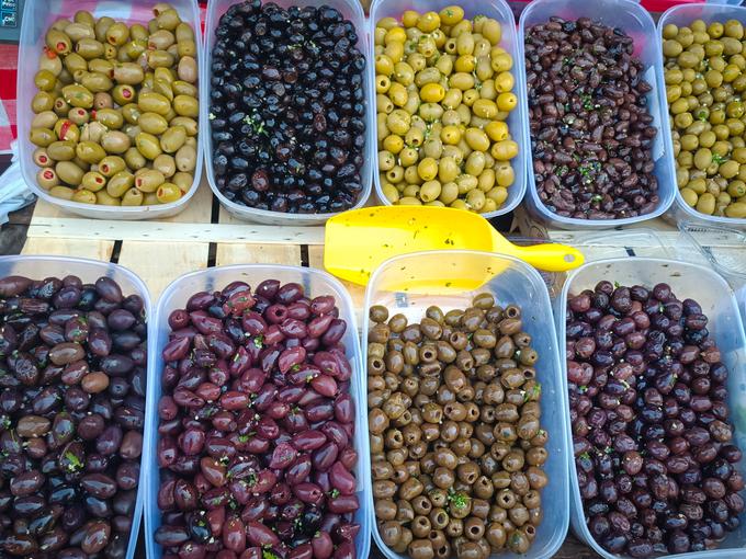 Različne vrste oliv na tržnici v Kotorju.  | Foto: Ksenija Mlinar