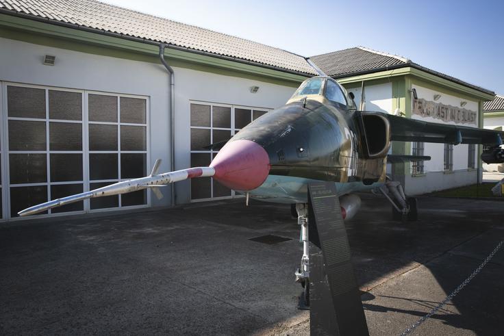 Obiskovalci si bodo lahko ogledali tudi tematsko razstavo Ljubljanska letalska stotnija, ki jo je pripravil Vojaški muzej Slovenske vojske, in fotografsko razstavo Letala in helikopterji Slovenske vojske.  | Foto: Bojan Puhek