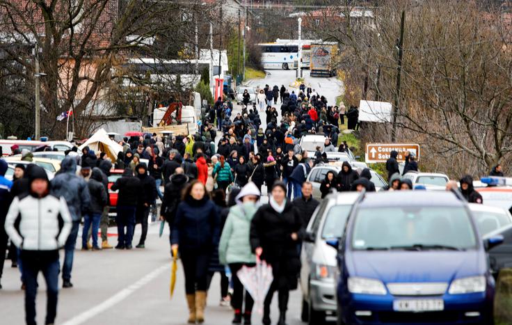 Po poročanju mreže Radio Slobodna Evropa je stanje trenutno mirno, še vedno pa so pred zgradbami občin tako policija kot prebivalci. | Foto: Reuters