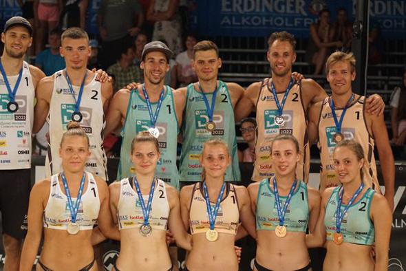 V Kranju okronali najboljše odbojkarje in odbojkarice na mivki