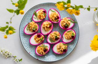Imamo recept za viralna rožnata polnjena jajca, ki bodo navdušila vse