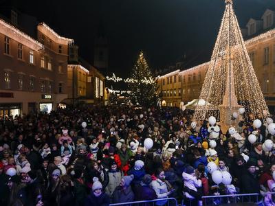 Lučke so v Kranju prižgali na Prešernov rojstni dan #foto