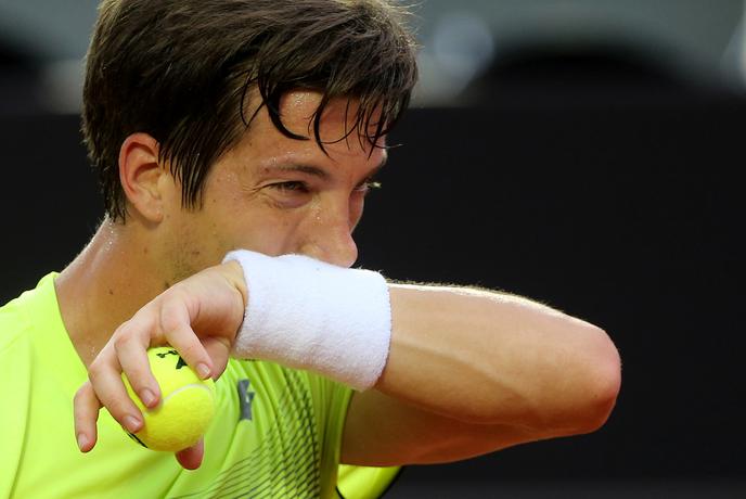 Bedene stopil prek Južnoafričana, ki je predal dvoboj, italijanski navijači ponoreli #video