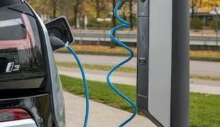 Ob slovenskih avtocestah bo mogoče električni avtomobil napolniti v pol ure