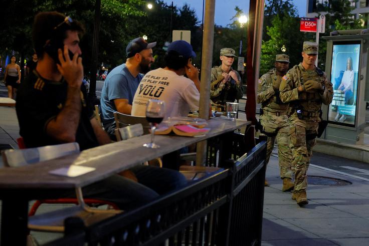 Vojaki s seboj nosijo pištole M17 ali puške M4. | Foto: Reuters