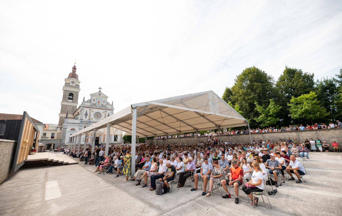 Brezje | Veliko jih na Brezje pride vsako leto ali pa vsako leto obiščejo drugo slovensko Marijino svetišče. Številni pridejo z družinami in obisk Brezij povežejo z obiskom sorodnikov ali prijateljev. Zlasti tisti iz bližnjih krajev priložnost izkoristijo tudi za rekreacijo in se na Brezje podajo peš ali s kolesom. Fotografija je iz leta 2024. | Foto STA