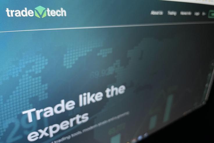 Osebe, ki so sprejele ponudbo TradeVTech in začele trgovati na njihovi platformi, imajo povečini zelo slabe izkušnje. Na spletu med drugim poročajo o "nenehnem teženju" s telefonskimi klici in pozivi, naj nakažejo več denarja, ki pa ga je nato zelo težko izplačati.  | Foto: Matic Tomšič