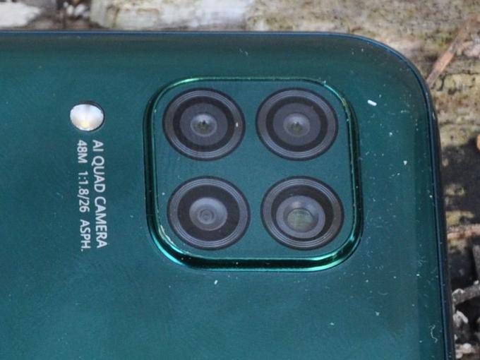 Četverček kamer na zadnji strani pametnega telefona Huawei P40 lite | Foto: Srdjan Cvjetović