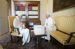 Benedikt XVI. naj bi Frančišku obljubil poslušnost