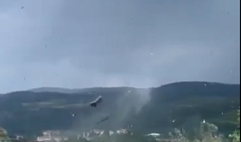 Niso mogli verjeti svojim očem: nad mestom se je razbesnel tornado #video