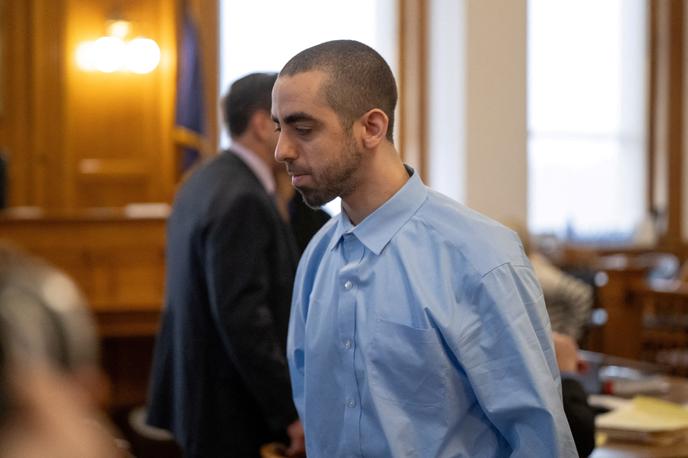 Hadi Matar, napadalec Salmana Rushdiea | Matar je povedal, da ga je k napadu spodbudil govor vojaškega vodje libanonskega gibanja Hezbolah leta 2006 v podporo smrtni obsodbi, ki jo je leta 1989 za Rushdieja izrekel iranski verski vodja Ajatola Homeini. Ta je s t. i. fatvo vsem muslimanom po svetu sporočil, naj ga ubijejo, ker v svoji knjigi Satanski stihi napada in žali islam. | Foto Reuters