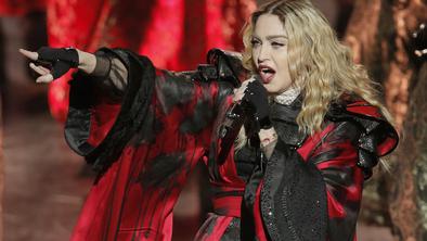 Madonna po prihodu iz bolnišnice zaplesala za sledilce #video