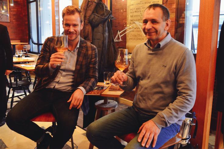 Primož Rojac in Martin Krapež, predstavnika zmagovalcev v kategoriji belih suhih in polsuhih vin ter rožnatih in rdečih vin | Foto: Slovenski festival vin