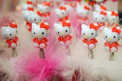 Fanatična zbirateljica Hello Kitty ima doma več kot 50 tisoč predmetov z motivom mucke