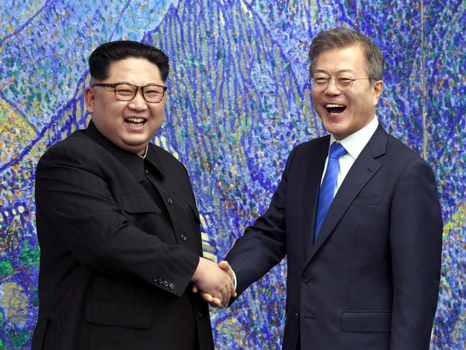 Severnokorejski voditelj Kim Džong Un in južnokorejski predsednik Mun Dže In | Foto: Getty Images