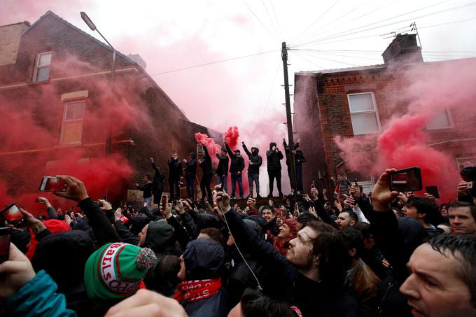 Pred tekmo je bilo pred Anfieldom veselo in razposajeno. | Foto: Reuters