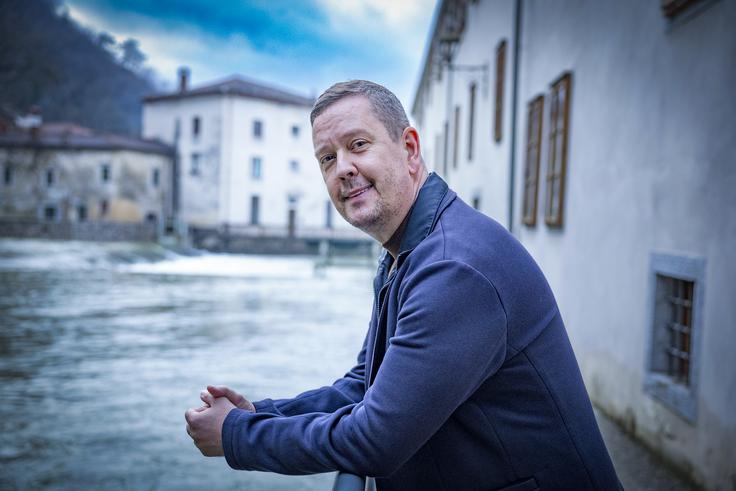 "Šele potem, ko postaneš lastnik, vidiš, kaj vse je potrebno, da lahko ljudem vsak mesec zagotavljaš plačo, da roba prispe pravočasno, da so plačani vsi računi. To je kompleksen proces," nam je zaupal lastnik gostilne Podfarovž. | Foto: Ana Kovač