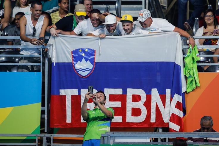 Bojan Tokić je bil nad vzdušjem očaran. Oddolžil se je s podarjeno opremo. | Foto: Stanko Gruden, STA