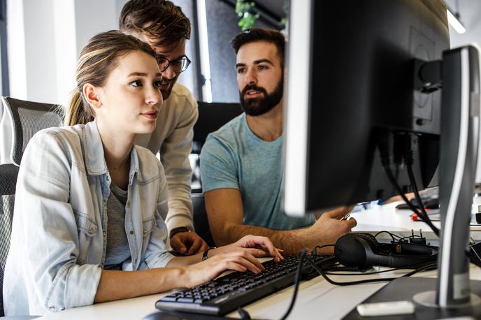 računalnik, pisarna, pisarniško delo | Foto Shutterstock