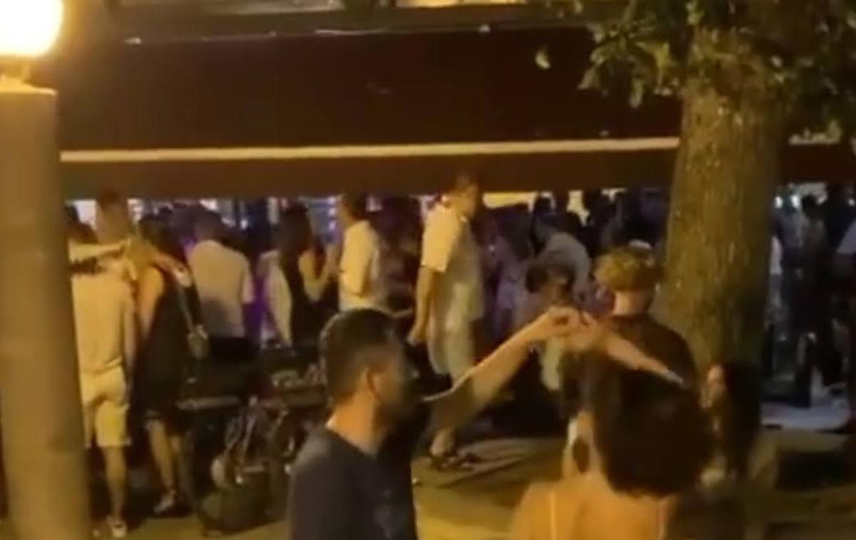 Crikvenica | Večerna množica obiskovalcev na terasi enega od lokalov na glavni turistični ulici v Crikvenici. | Foto Instagram / Posnetek zaslona
