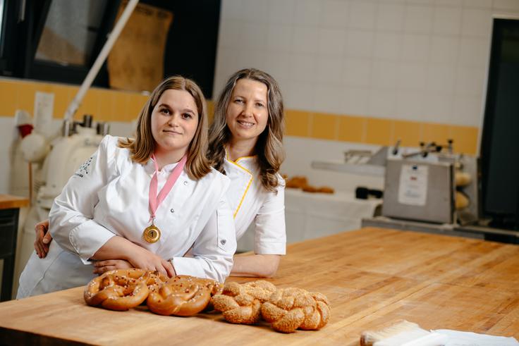 Urška Lesjak, dijakinja petega letnika IC Piramida Maribor in Mateja Gimpelj, inžinir živilstva in prehrane ter učiteljica praktičnega pouka na smeri pek v IC Piramida Maribor | Foto: Jan Lukanović