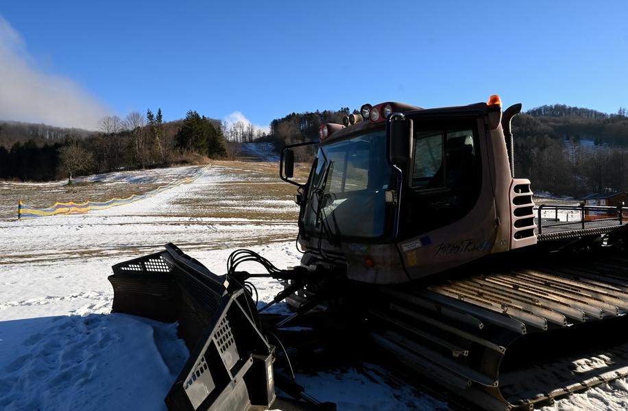 Na pohod s smučišča, kjer sta prve zavoje naredila Franko in Bucik