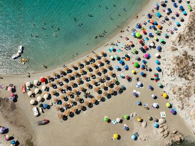 Novo pravilo na Sardiniji: senčniki na plaži le za majhne ot