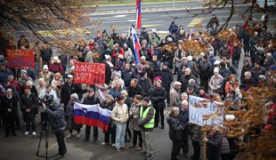 Na Linhartovi cesti v Ljubljani danes protestni shod proti kanalu C0 #foto #video