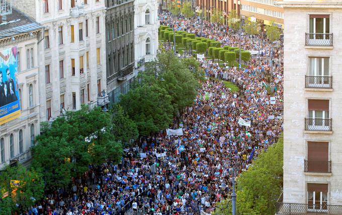 Protestniki so vzklikali gesla v podporo demokraciji, govorniki pa so pozivali k nadaljevanju protestov, če bo Orban nadaljeval svoje načrte za utišanje neodvisnih medijev in civilne družbe. | Foto: Reuters