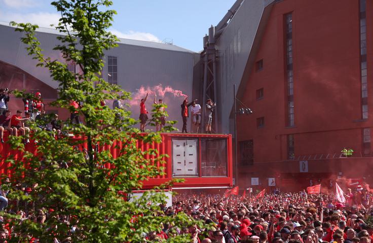 V Liverpoolu so navijači slavili že pred tekmo, takole so pričakali avtobus z igralci. | Foto: Reuters