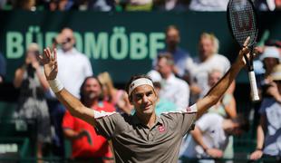 Federer do jubilejne desete zmage v Halleju