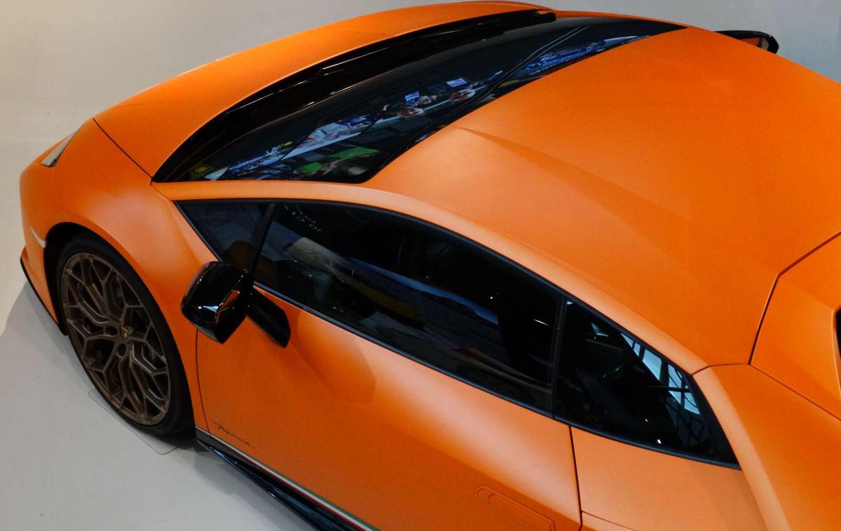 Lamborghini huracan | Avtomobil, ki doseže najvišjo hitrost 325 kilometrov na uro in od nič do sto kilometrov na uro pospeši v treh sekundah, je proizvajalec luksuznih avtomobilov Lamborghini italijanski policiji poklonil leta 2017. | Foto STA